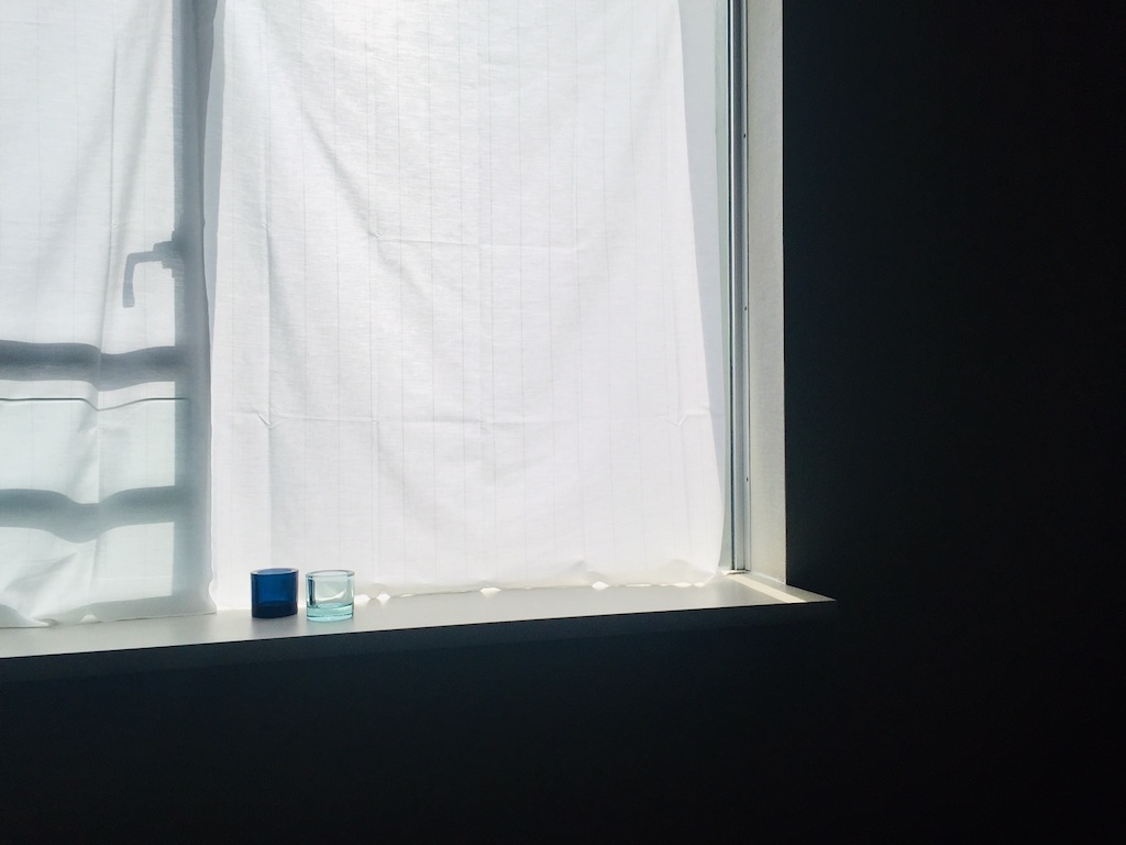 窓周りに光のインテリア イッタラ kivi 「2色目はウォーターグリーン」